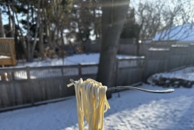 Video nĩa mì Ý lơ lửng giữa trời 'gây sốt'