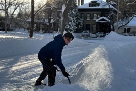 Người Việt kể quy định bắt buộc xúc tuyết trước nhà ở Canada