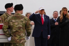 Ông Trump bị chỉ trích vì đội mũ trong lễ đón thi hài lính Mỹ