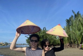 Chàng trai Canada 'bẻ lái cuộc đời' vì tình yêu với cô gái Việt