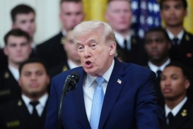 Ông Trump: NATO 'hèn nhát'