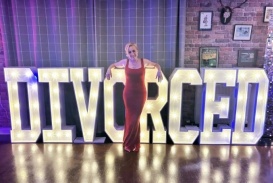 Bà mẹ hai con mở tiệc ăn mừng ly hôn