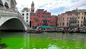 Venice điều tra vệt màu lạ trên kênh đào Grand