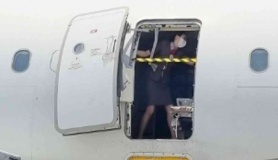 Ảnh tiếp viên chắn cửa máy bay Hàn Quốc gây sốt mạng xã hội