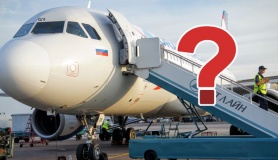 Tại sao khi hành khách lên máy bay luôn đi bằng cửa bên trái?