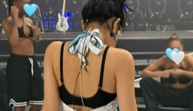 Jennie lại 'gây bão' vì khoảnh khắc gợi cảm trước thềm biểu diễn tại Coachella 2025