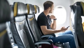 Luật ngầm về đặt tay khi ngồi máy bay