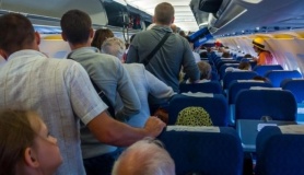 Những hành vi kém sang khi xuống máy bay