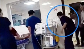 Bị người nhà bệnh nhân xô đẩy, Y bác sĩ bị hành hung vẫn ép tim cứu trẻ