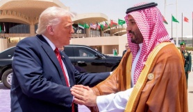 Khoảnh khắc tạm biệt gây sốt của ông Trump và Thái tử Arab Saudi