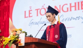 Chàng trai 'gây sốt' với bài phát biểu về bố mẹ không biết chữ