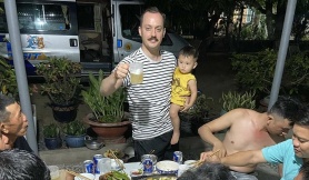 Người nước ngoài sốc với văn hóa nhậu ở Việt Nam