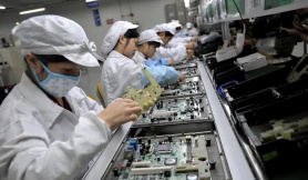 'Những con ốc vít' chặn đường iPhone trở về Mỹ