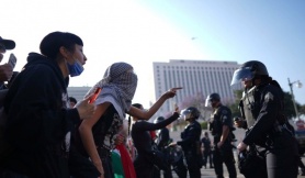 Người Los Angeles bất bình, phẫn nộ với sức ép từ ông Trump