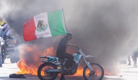 Lý do nhiều người biểu tình ở Los Angeles vẫy cờ Mexico