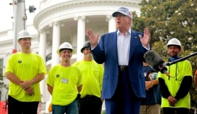 Ông Trump đùa về người nhập cư trong lễ dựng cờ ở Nhà Trắng