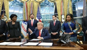 Ông Trump nói đùa khi khen nữ phóng viên xinh đẹp