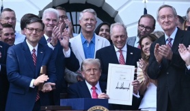 Ông Trump ký duyệt 'Đạo luật to đẹp'