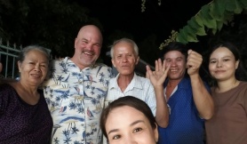 Hạnh phúc muộn của mẹ đơn thân Việt và người đàn ông Mỹ