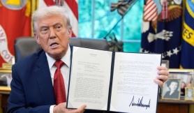 Tòa án Tối cao cho phép ông Trump đóng băng 4 tỷ USD viện trợ