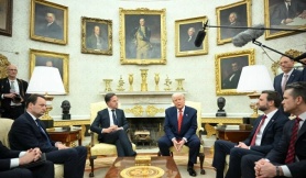 Ông Trump khoe đồ trang trí bằng vàng ở Nhà Trắng