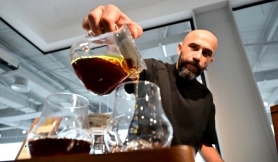 Tách cà phê gần 1.000 USD ở Dubai