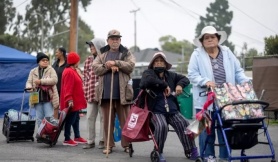 Dòng người xếp hàng chờ nhận thực phẩm hỗ trợ ở California Dòng người xếp hàng chờ nhận thực phẩm hỗ trợ ở California