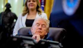 Ông Trump gây chú ý vì nhắm nghiền mắt trong sự kiện ở Nhà Trắng Ông Trump gây chú ý vì nhắm nghiền mắt trong sự kiện ở Nhà Trắng