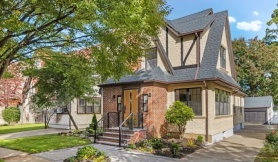 Nhà thơ ấu của ông Trump được rao bán hơn 2 triệu USD