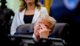 Dấu hiệu tuổi tác bắt đầu đè nặng lên ông Trump