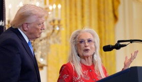 Tỷ phú hứa tặng 250 triệu USD để ông Trump tranh cử nhiệm kỳ ba Tỷ phú hứa tặng 250 triệu USD để ông Trump tranh cử nhiệm kỳ ba