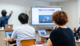 Vì sao nhiều người Mỹ đi học lại ở tuổi 40? Vì sao nhiều người Mỹ đi học lại ở tuổi 40?