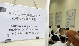 Gánh nặng 'kiếm tiền thay cả gia đình' bào mòn người xa xứ