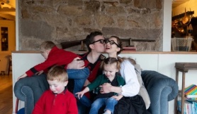 Cặp vợ chồng quyết sinh 10 con để 'cứu nhân loại'