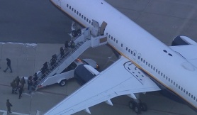 Giây phút Tổng thống Venezuela bị áp giải xuống sân bay Mỹ Giây phút Tổng thống Venezuela bị áp giải xuống sân bay Mỹ