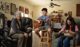 Ông bà Mỹ 'còng lưng' gánh chi phí nuôi cháu