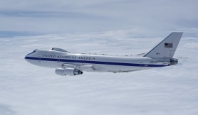 Mạng xã hội Mỹ dậy sóng vì máy bay 'Ngày tận thế' xuất hiện ở Los Angeles Mạng xã hội Mỹ dậy sóng vì máy bay 'Ngày tận thế' xuất hiện ở Los Angeles