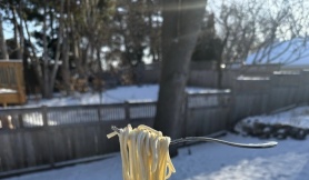 Video nĩa mì Ý lơ lửng giữa trời 'gây sốt'