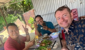 Người nước ngoài học cách sống chung với hàng xóm Việt Người nước ngoài học cách sống chung với hàng xóm Việt