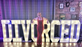 Bà mẹ hai con mở tiệc ăn mừng ly hôn