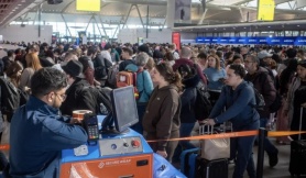 Kiếm tiền bằng nghề đứng xếp hàng thuê