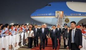 Trung Quốc trải thảm đỏ đón ông Trump ở sân bay Bắc Kinh