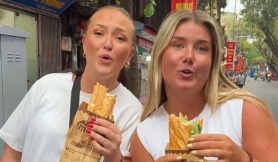 'Stand banh mi' tạo cơn sốt bánh mì vỉa hè Việt Nam