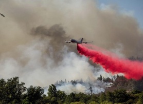 Chất bột màu hồng giúp đối phó cháy rừng ở California