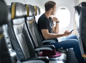 Luật ngầm về đặt tay khi ngồi máy bay