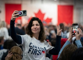 Phụ nữ Canada chắt bóp làm đẹp trong nỗi lo suy thoái
