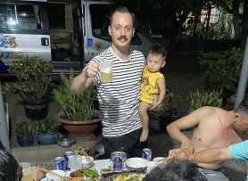 Người nước ngoài sốc với văn hóa nhậu ở Việt Nam