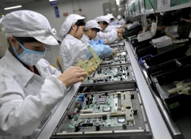 'Những con ốc vít' chặn đường iPhone trở về Mỹ
