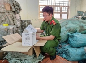 Nóng: Triệt phá đường dây buôn bán dầu gội, kem đánh răng giả quy mô lớn ở Nghệ An