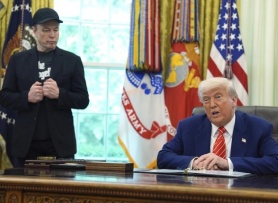 Rủi ro kinh doanh khi Musk đấu khẩu với ông Trump
